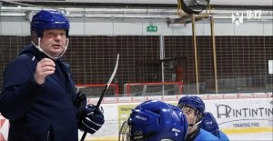 Головний тренер збірної України U17 пояснює тактику гравцям під час липневого тренувального збору