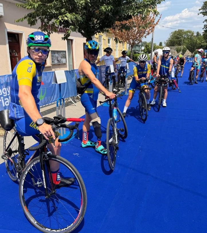 Українська команда на етапі Кубка світу з паратриатлону в Тата, готується до велоетапу