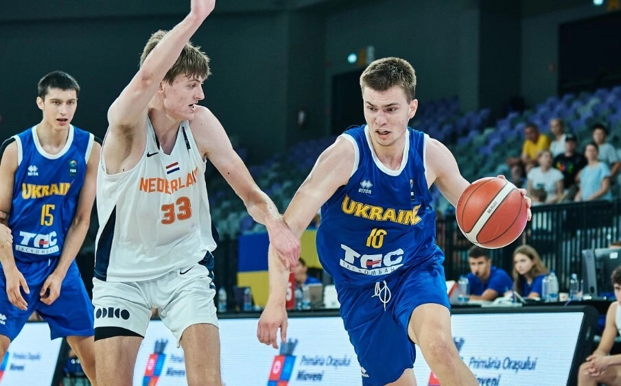 Український баскетболіст обігрує суперника з Нідерландів на чемпіонаті Європи U-20 у Братиславі