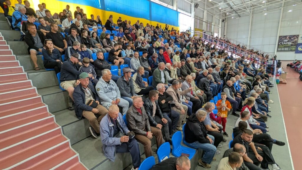 Вболівальники на трибунах «Сарни-Арени» під час Суперкубка з гандболу 2026 року в Україні