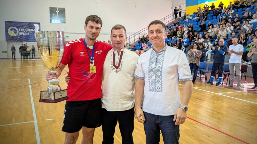 Гравець «Мотора» з трофеєм Суперкубка-2026 на «Сарни-Арені», вболівальники аплодують