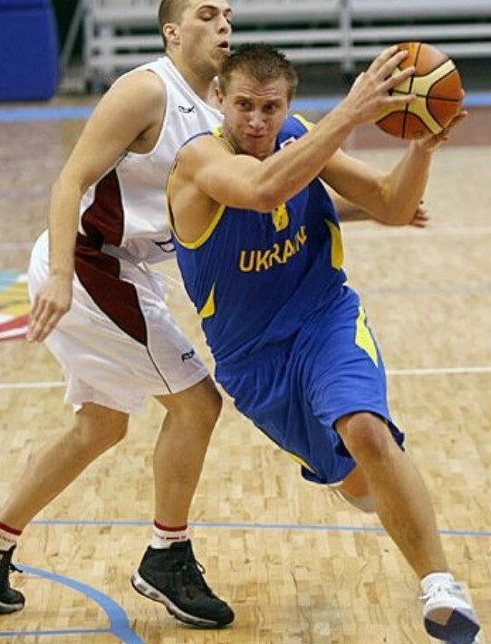 Гравець збірної України з баскетболу у фіналі чемпіонату Європи U-20 проти Ісландії в Братиславі