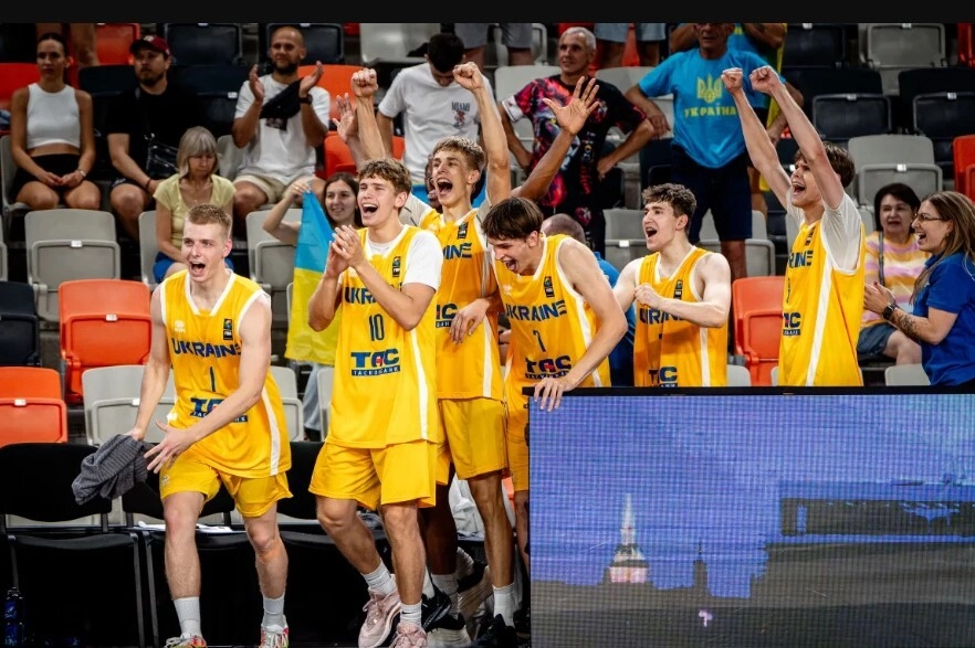 Гравці збірної України святкують вихід у фінал чемпіонату Європи U-20 у Братиславі