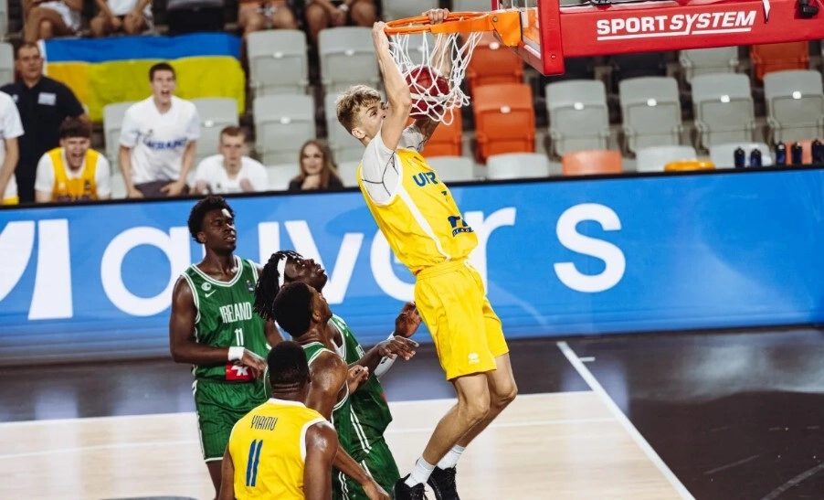 Максим Грищук виконує данк у матчі Україна U-20 проти Ірландії на чемпіонаті Європи з баскетболу