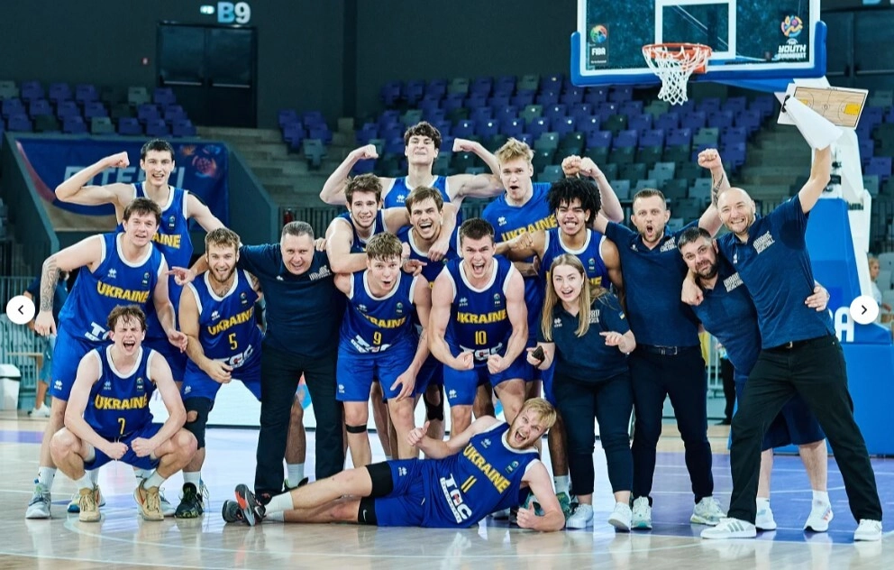 Збірна України U-20 святкує перемогу на Євробаскеті у Дивізіоні В, повернення до еліти