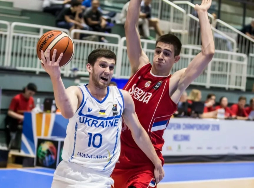 Гравець збірної України U-20 атакує кошик під час Євробаскету проти Сербії в Дивізіоні В