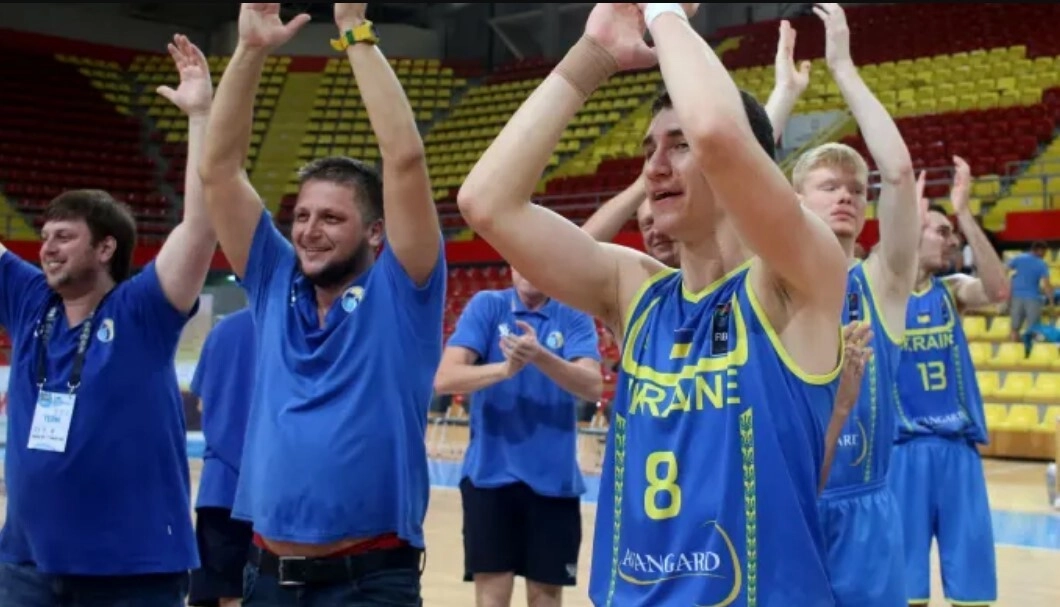 Гравці збірної України U-20 святкують перемогу на Євробаскеті у Дивізіоні В 2023 року