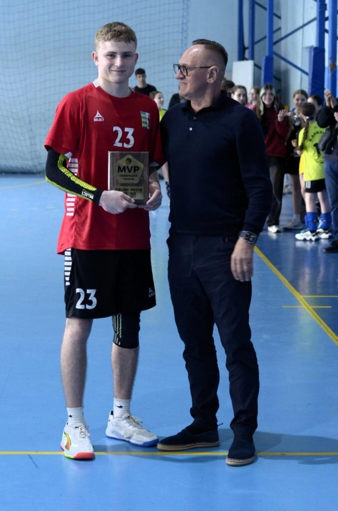 Гравець збірної Закарпаття отримує нагороду MVP на чемпіонаті України з гандболу серед юнаків