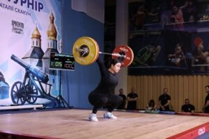 Спортсменка піднімає штангу на Всеукраїнському турнірі Наталії Скакун у Чернігові 2026 року