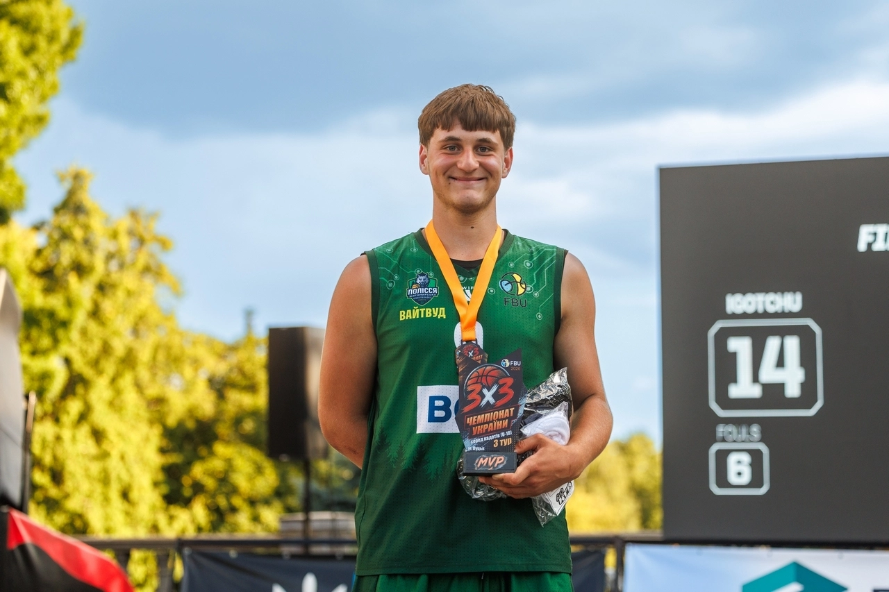 Іван Нечай з Полісся Політехніка отримує нагороду MVP на чемпіонаті України з баскетболу 3х3 у Луцьку