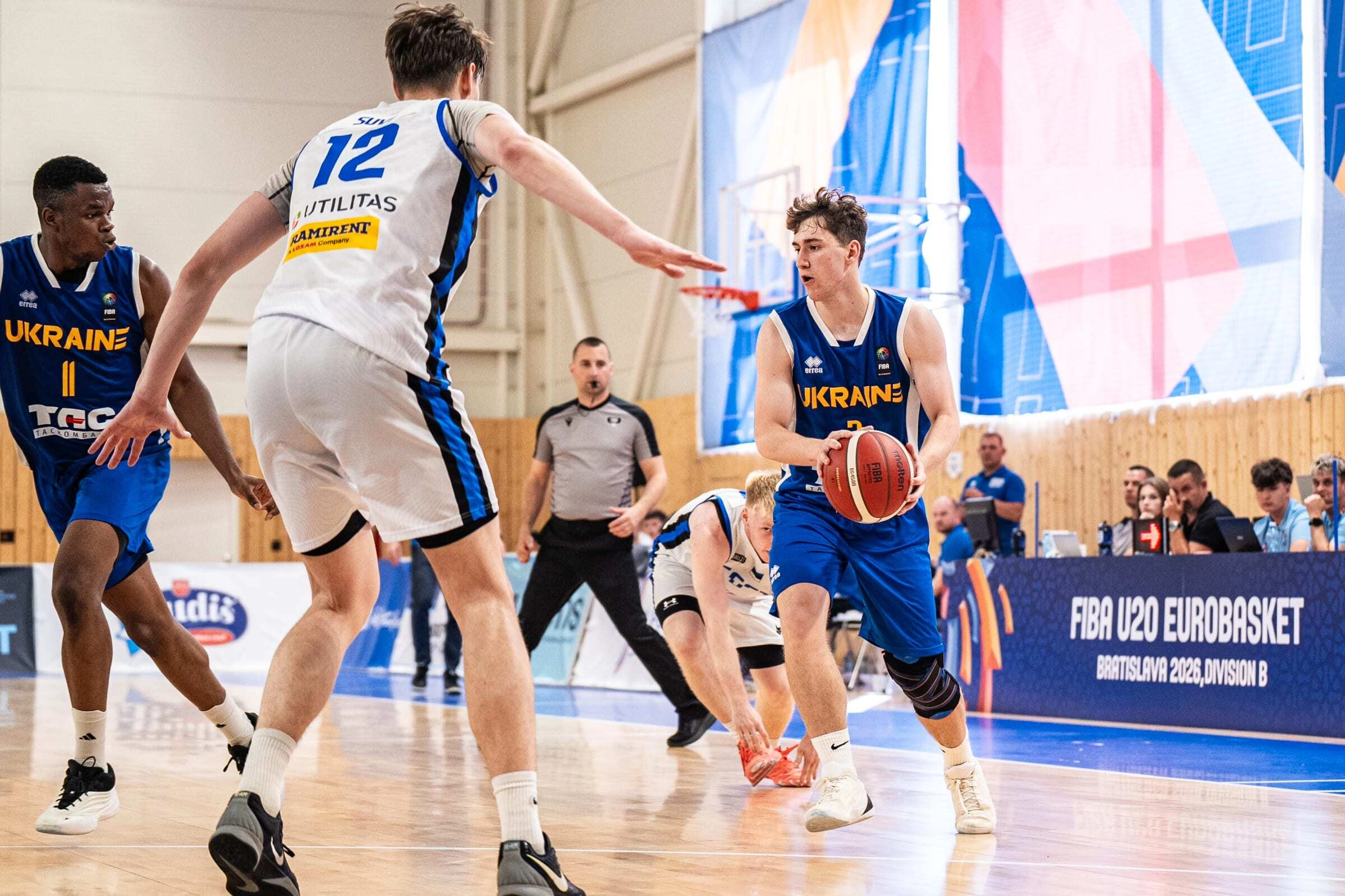 Єгор Сушкін веде м'яч у матчі збірної України U-20 проти команди Ірландії на Євробаскеті 2023