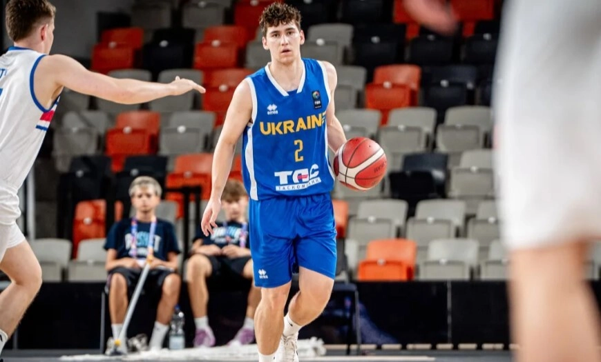 Гравець збірної України U-20 Єгор Сушкін веде м'яч у фіналі Євробаскету-2026 проти Ісландії