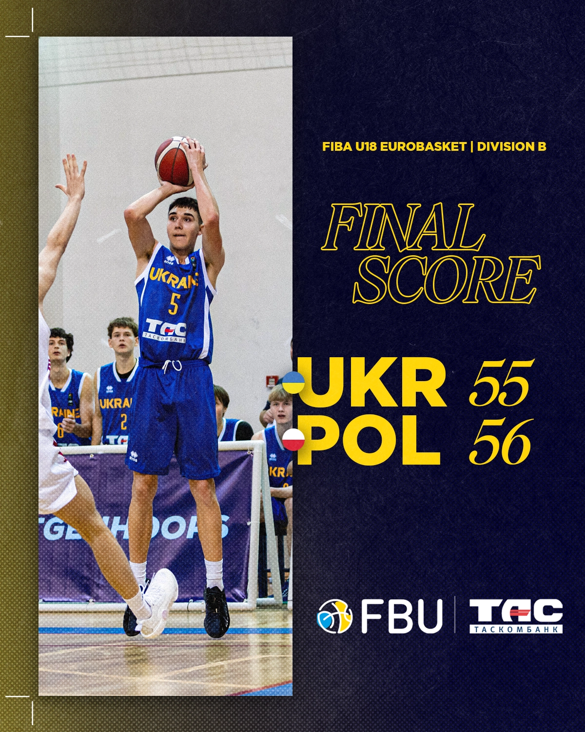 Гравець збірної України U-18 кидає м'яч у матчі проти Польщі на чемпіонаті Європи в Опатії