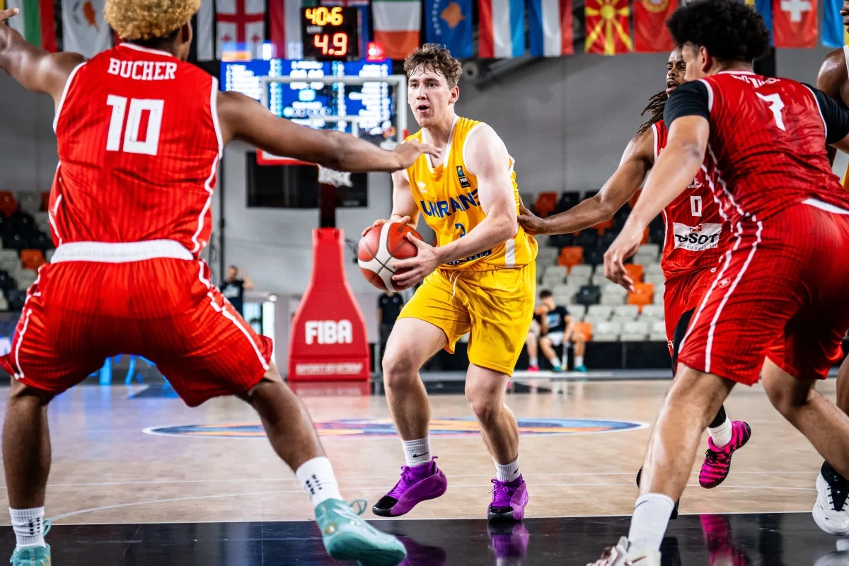 Гравець збірної України U-20 атакує в матчі проти Швейцарії на чемпіонаті Європи в Братиславі