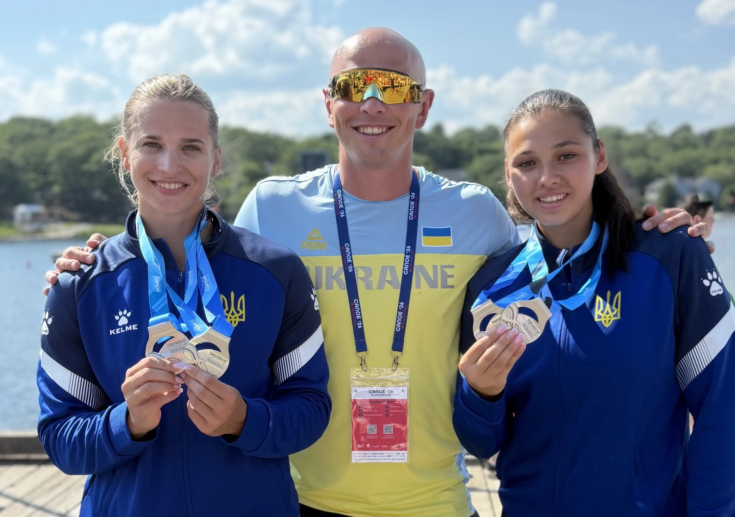 Юрій Чебан з медалістками Іриною Неділько та Іриною Федорів на чемпіонаті світу в Галіфаксі