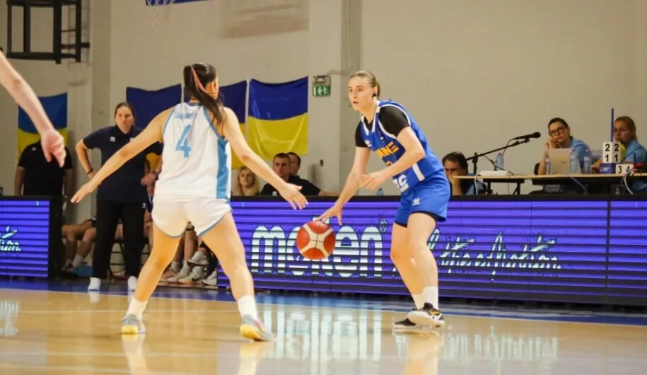 Гравчиня збірної України з баскетболу U-20 атакує проти Азербайджану на чемпіонаті Європи в Самокові